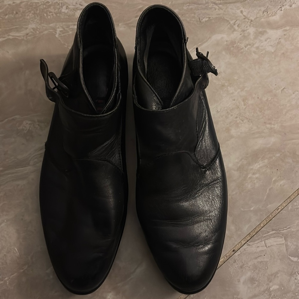 Black leather Rockport booties